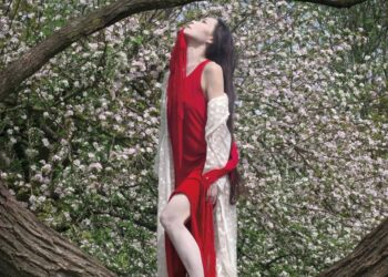 الفراشة والخيط الأحمر